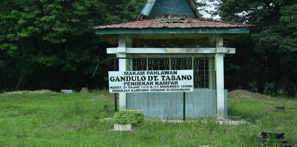 MAKAM PAHLAWAN GANDULO DATUK TABANO